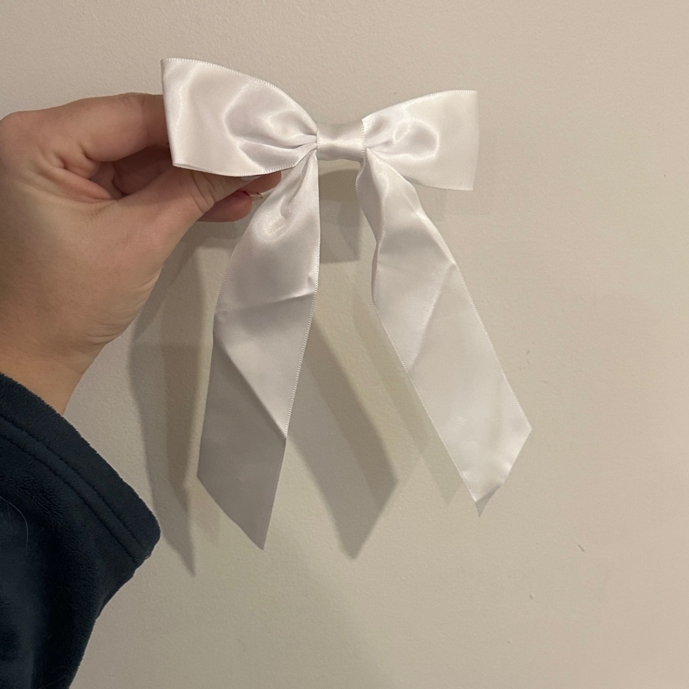 Elegant White Satin Hair Bowโ